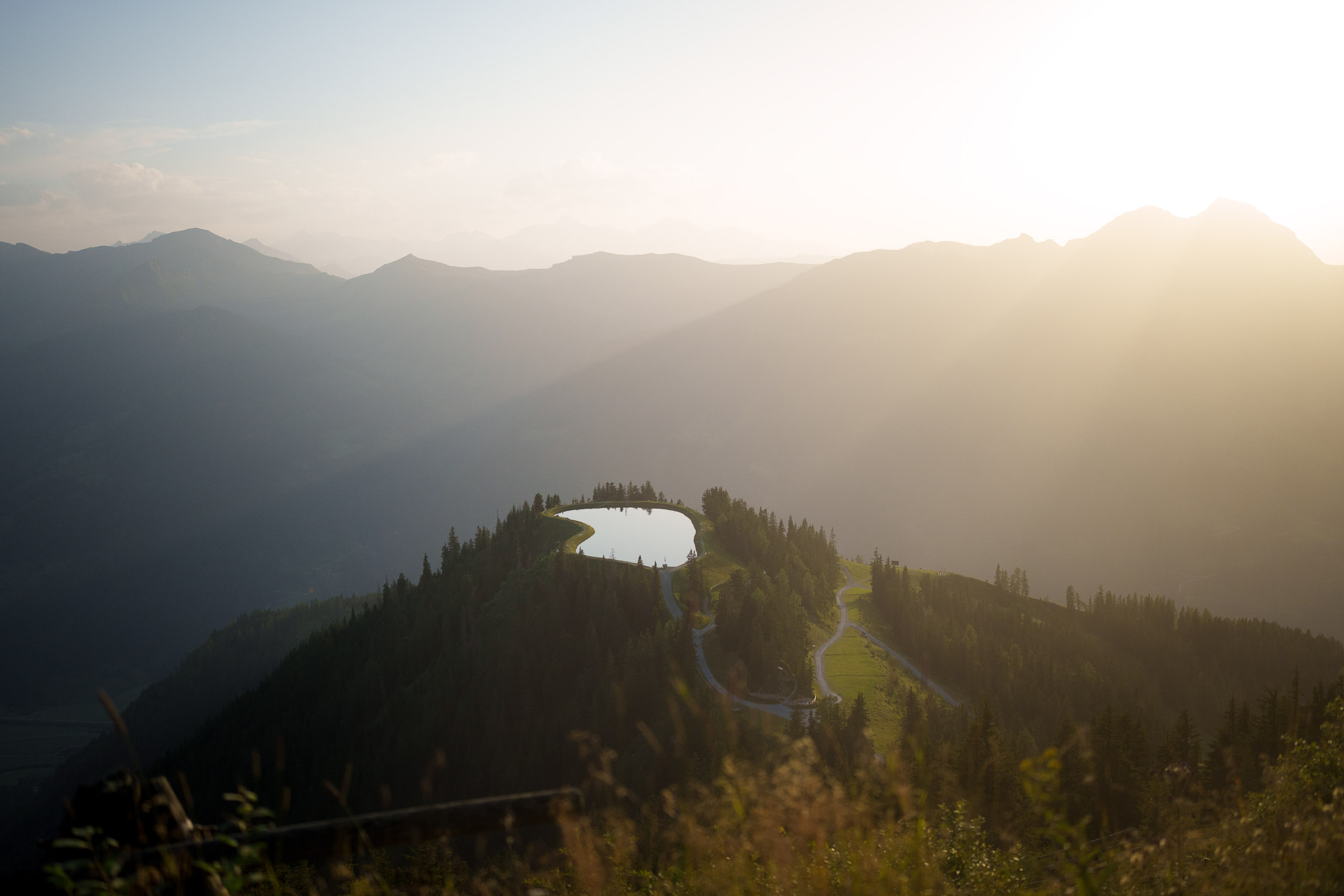 Spiegelsee bei Sonnenaufgang in den Bergen von Dorfgastein