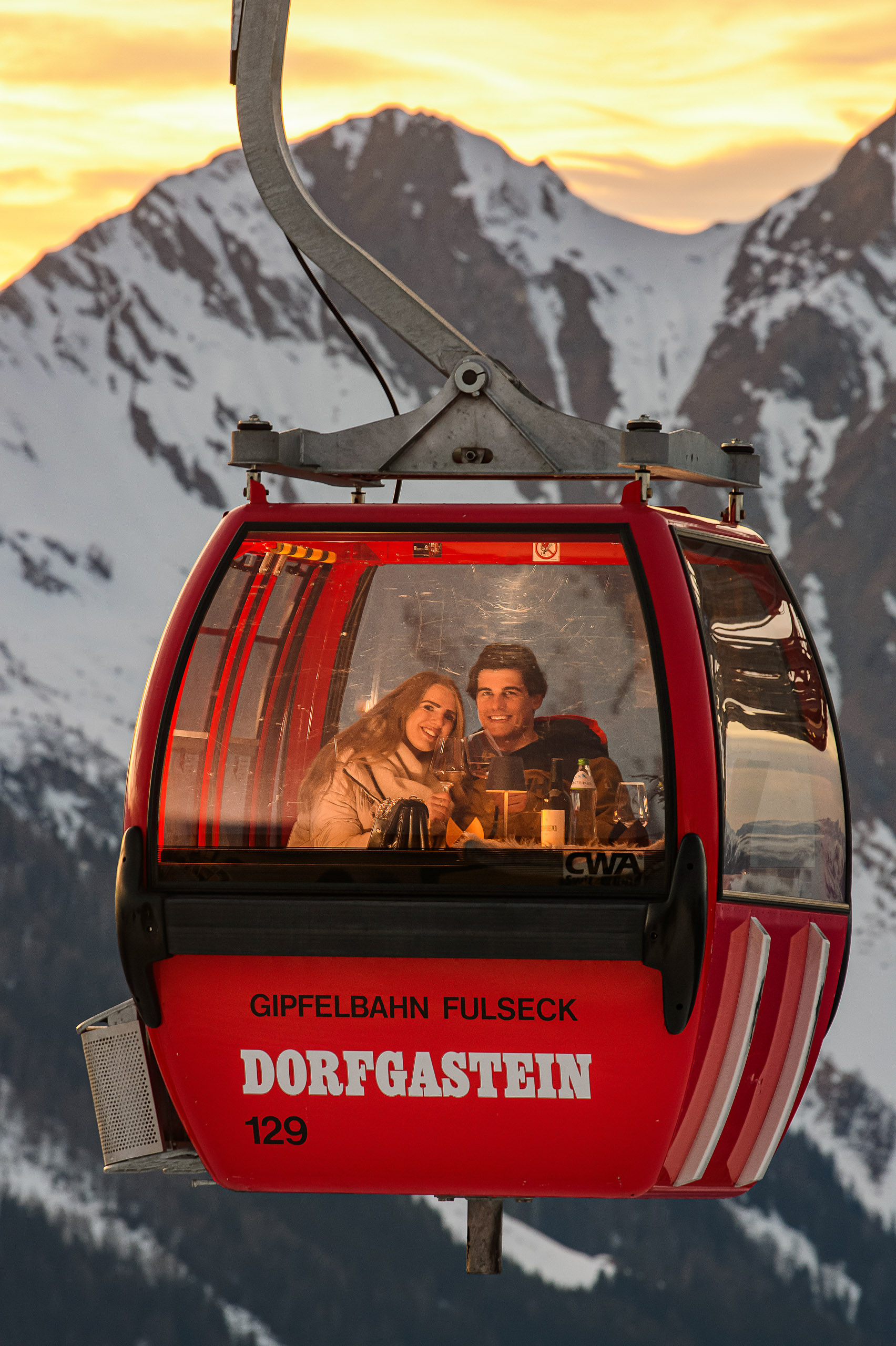 Paar beim Abendessen in einer Gondel in Dorfgastein