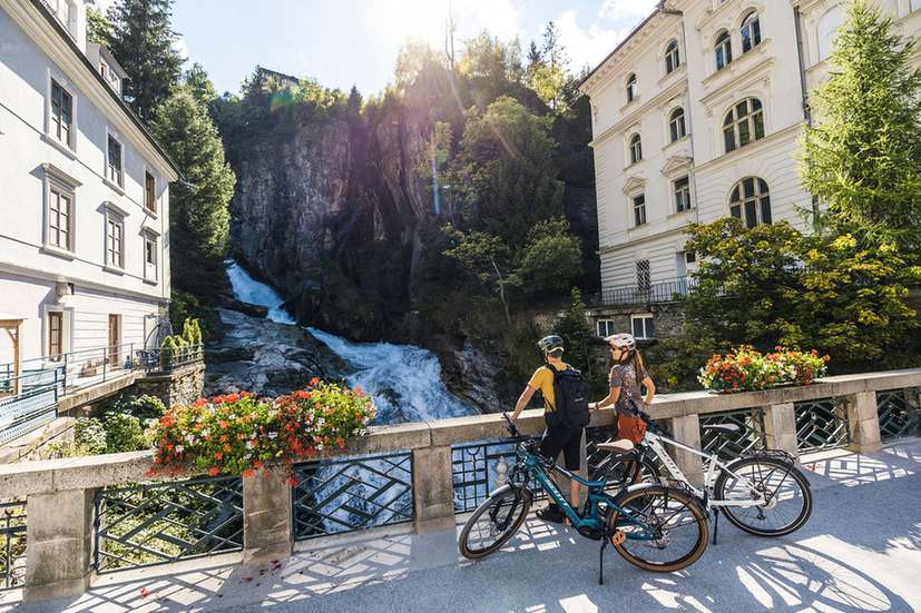 Radfahrer beim Wasserfall in Bad Gastein