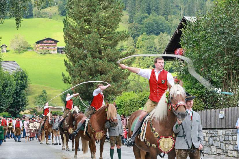 Reiter beim festlichen Bauernherbst-Umzug im Salzburger Land