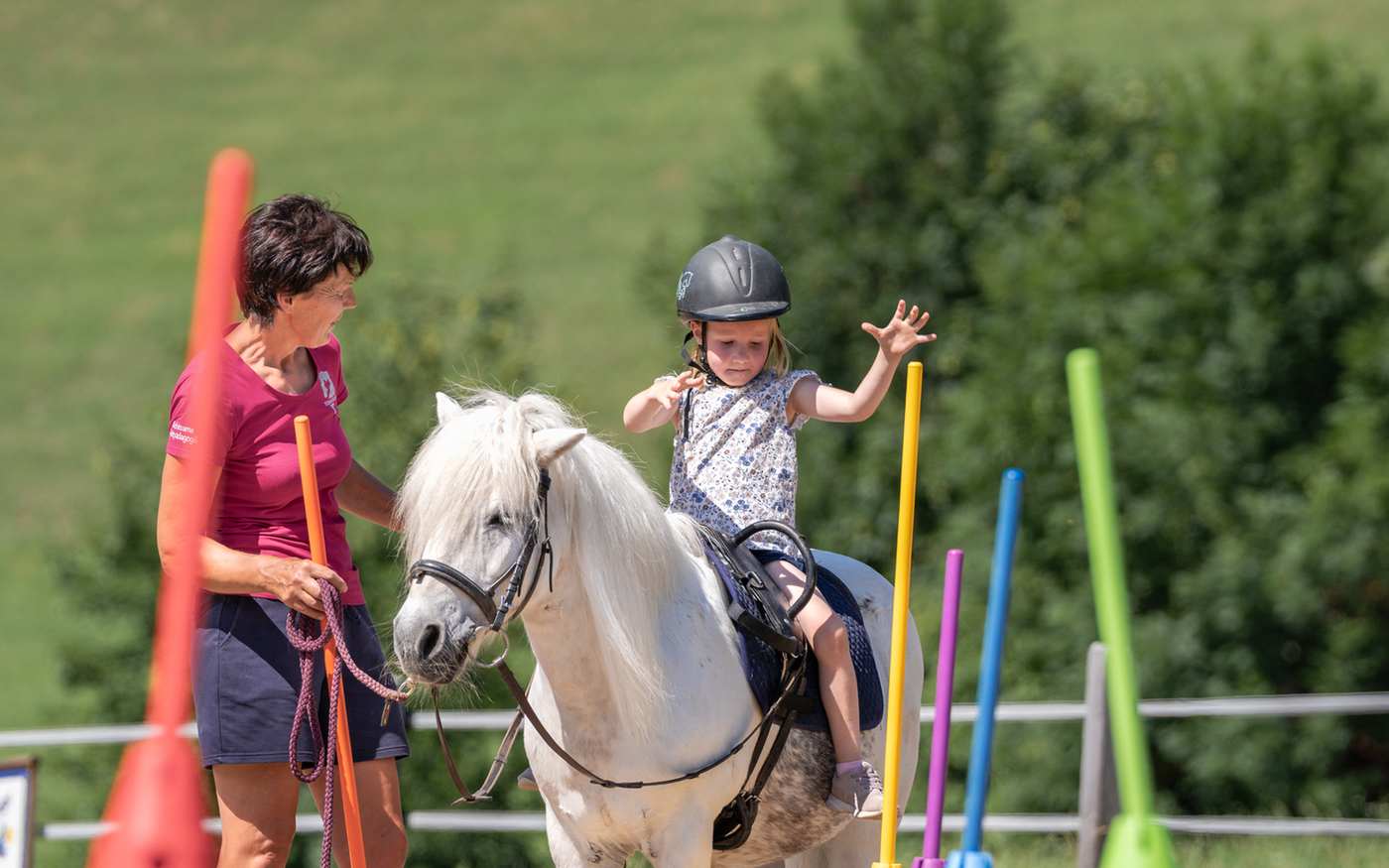 Reitpädagogin Ilona Hutter begleitet ein Kind beim Ponyreiten