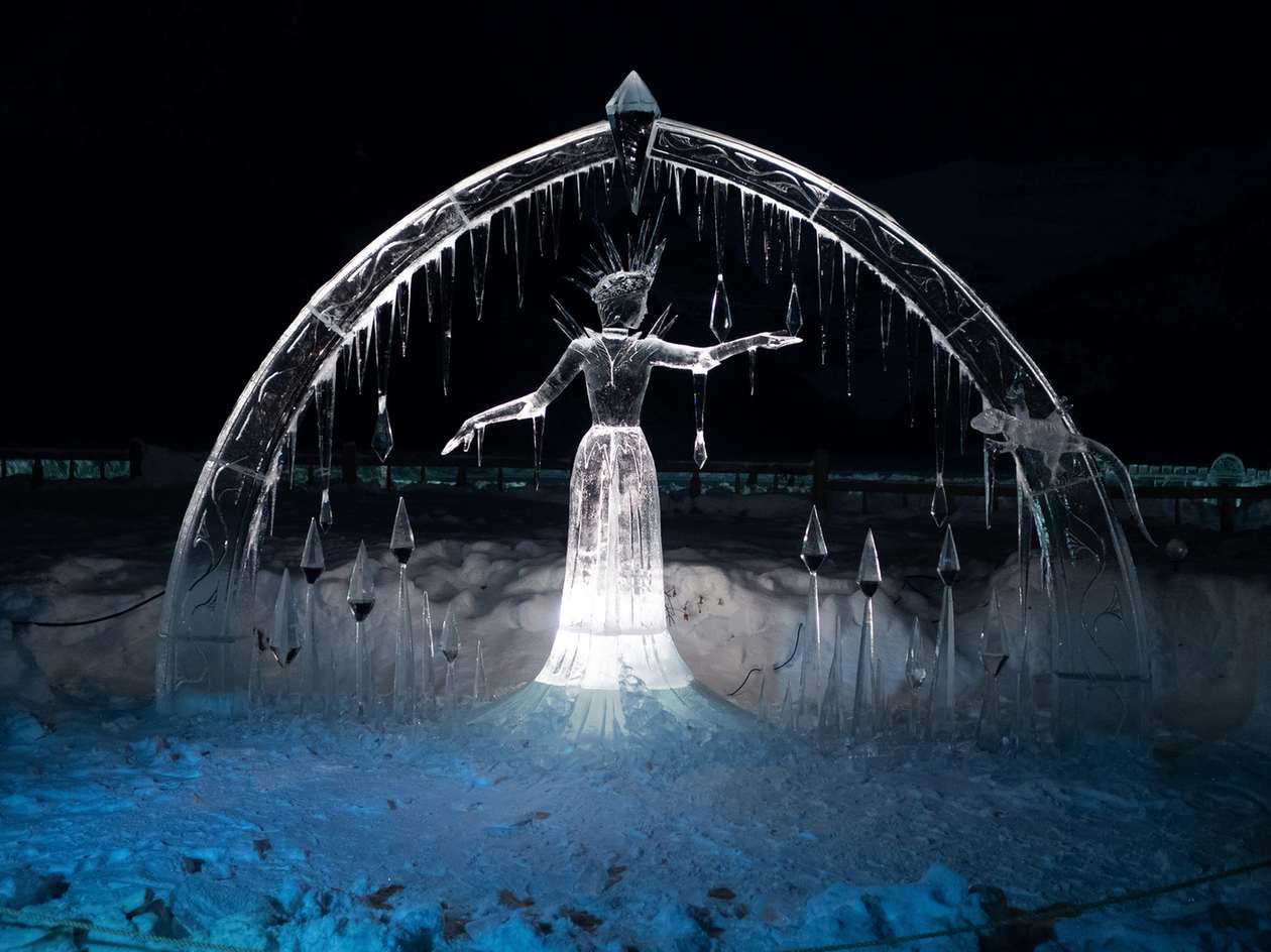 Beleuchtete Eisskulptur bei einer Winterveranstaltung in Gastein