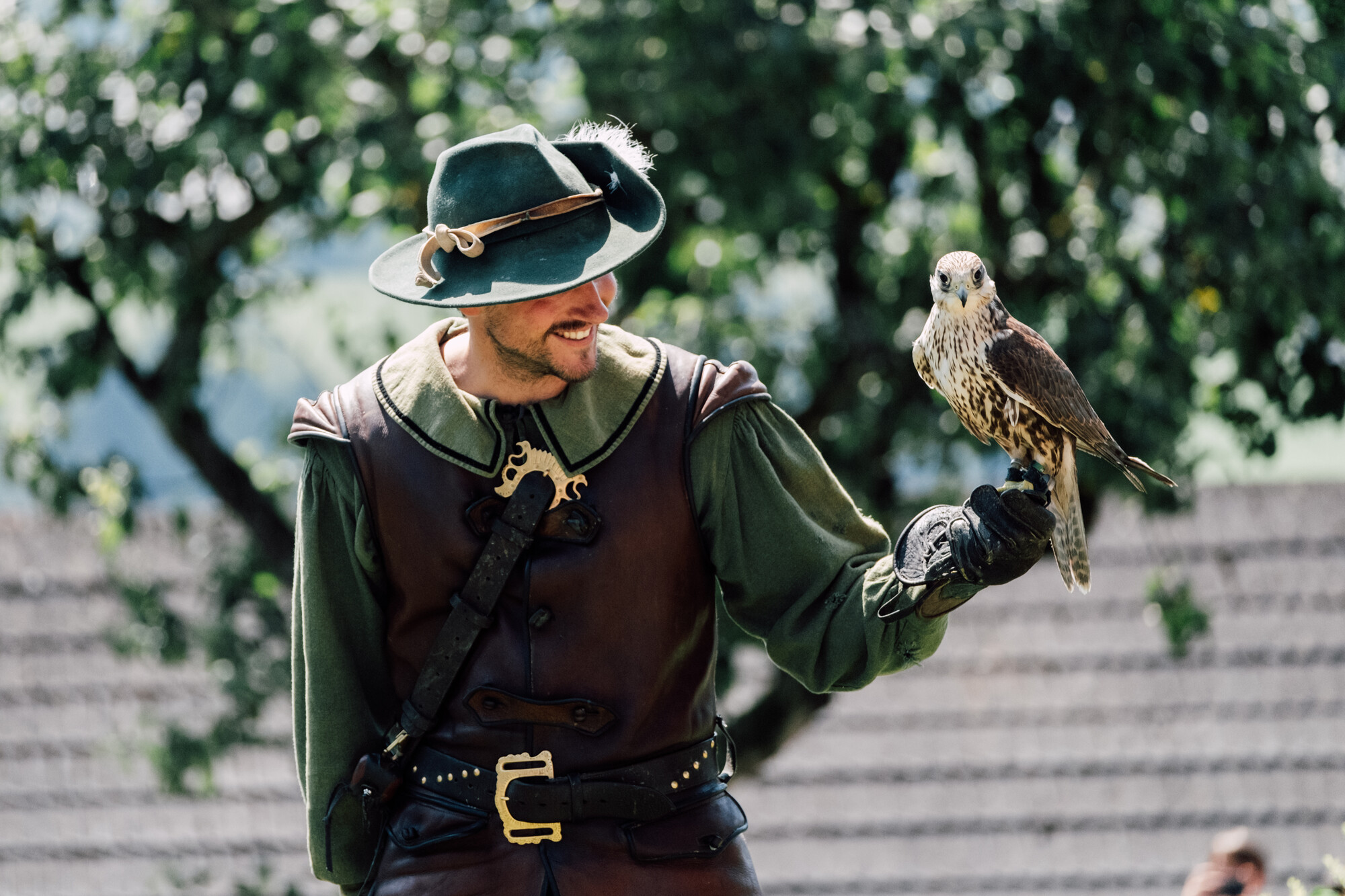 Falkner mit Greifvogel bei einer Flugvorführung auf Burg Hohenwerfen