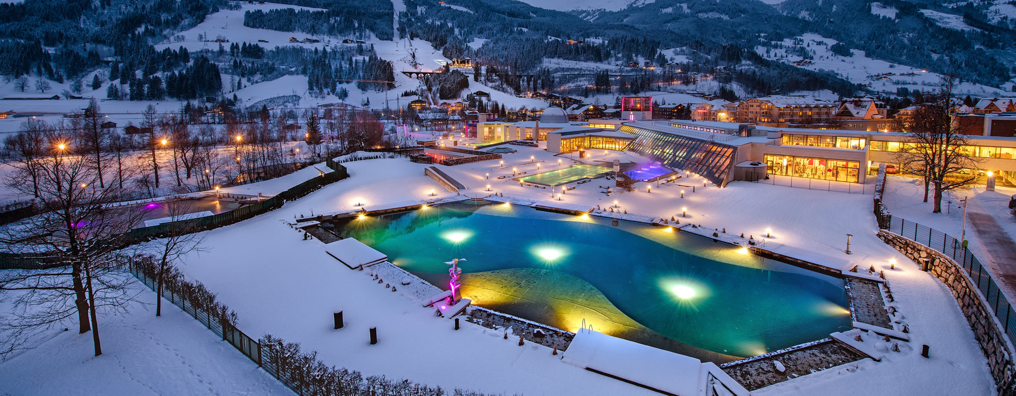 Alpentherme Gastein mit Thermalwasser-Badesee im Winter