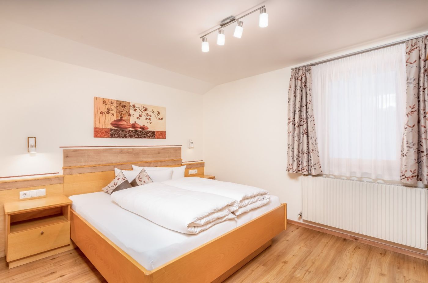 Schlafzimmer mit Doppelbett in der Ferienwohnung Paarseen