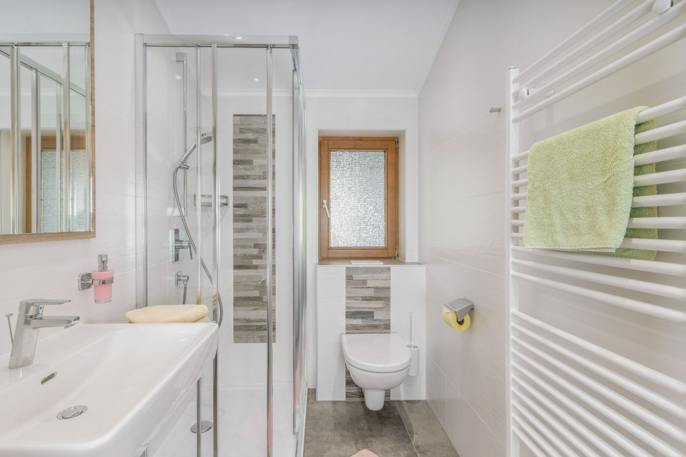 Badezimmer mit Dusche in der Ferienwohnung Paarseen