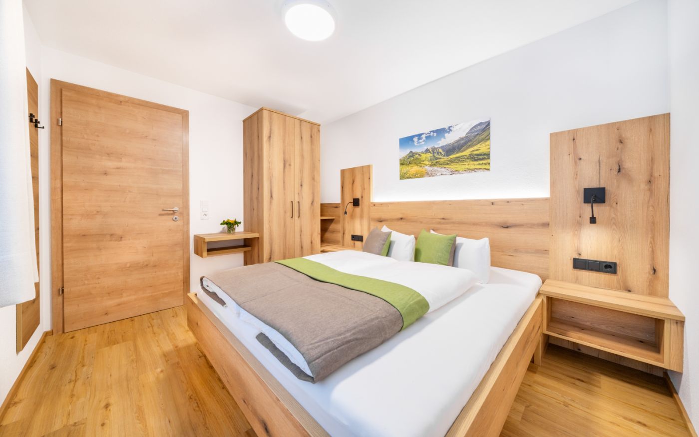 Schlafzimmer mit Doppelbett in der Ferienwohnung Gasteinblick