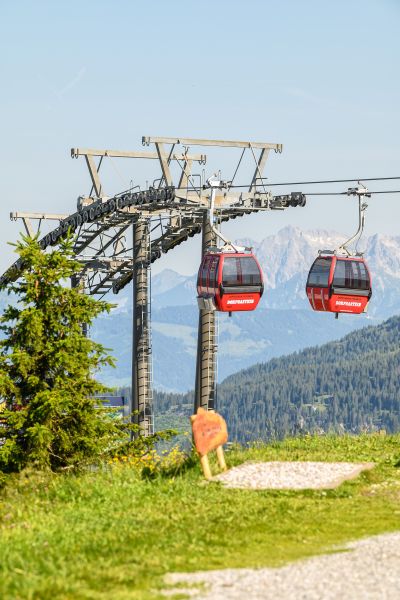 Gondelbahn vor der Bergkulisse von Dorfgastein