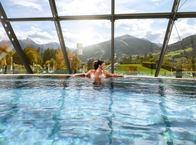 Außenbecken der Alpentherme mit Blick auf die Gasteiner Berge