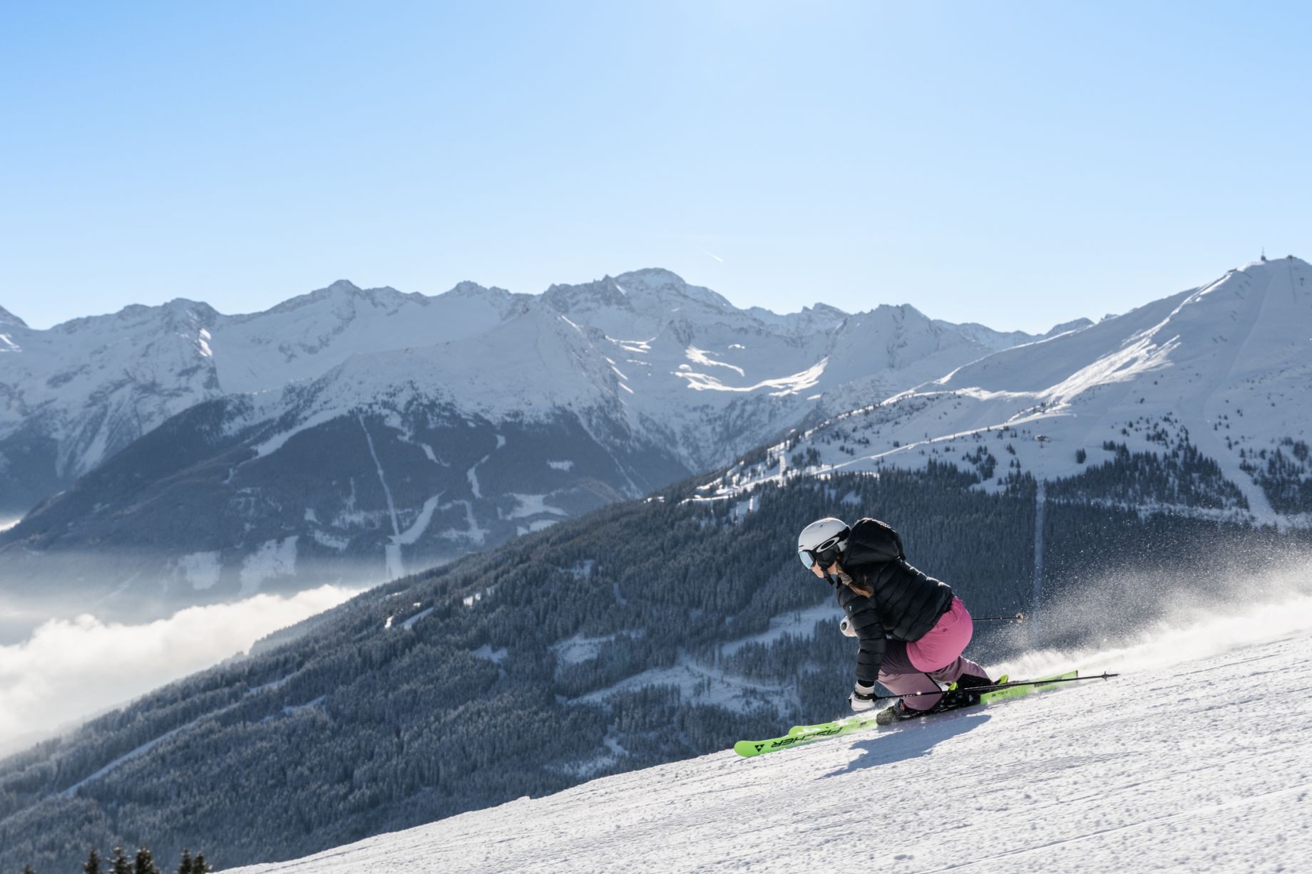 Skifahrerin auf einer Piste vor der Bergkulisse des Gasteinertals
