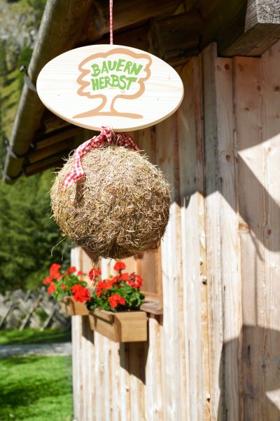 Traditioneller Heuballen-Schmuck beim Salzburger Bauernherbst