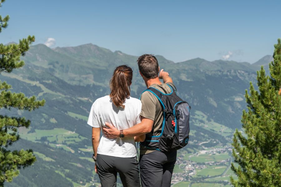 Paar blickt auf die Berglandschaft des Gasteinertals