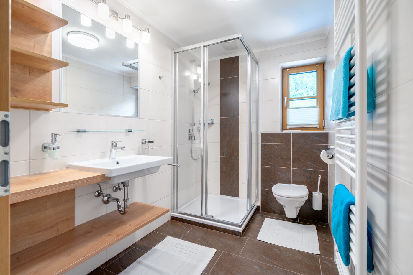 Badezimmer mit Dusche in der Ferienwohnung Stubnerblick