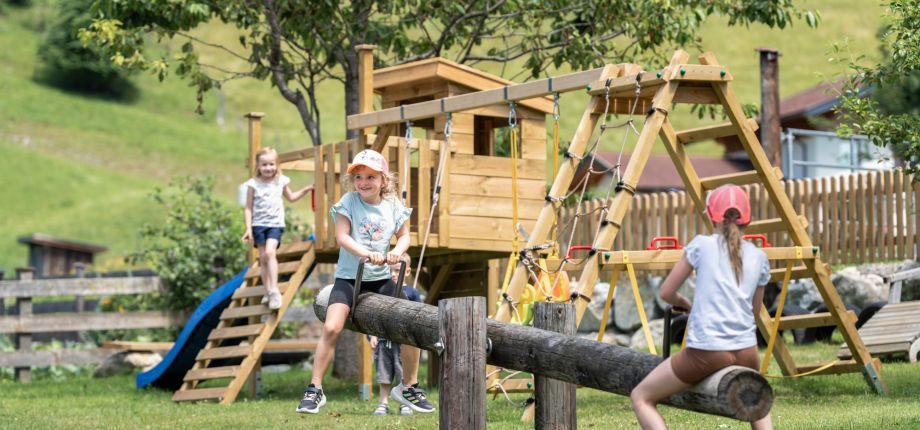 Kinder spielen auf dem Spielplatz des Tobhartbauers