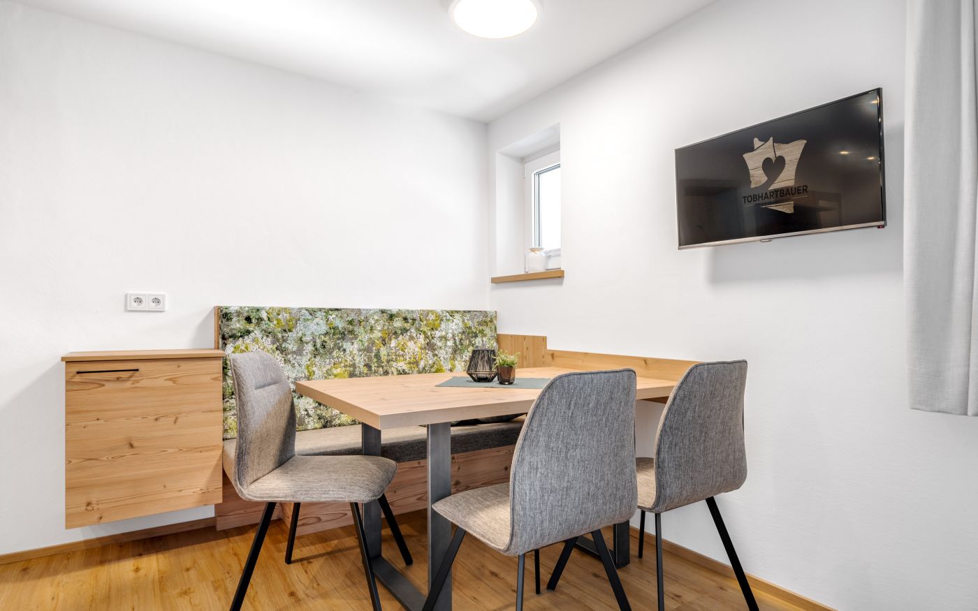 Essbereich mit Sofa in der Ferienwohnung Luxkogel