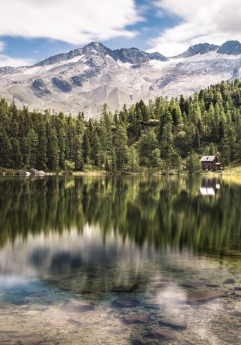 Reedsee mit Berghütte und Spiegelung der Berge im Gasteinertal
