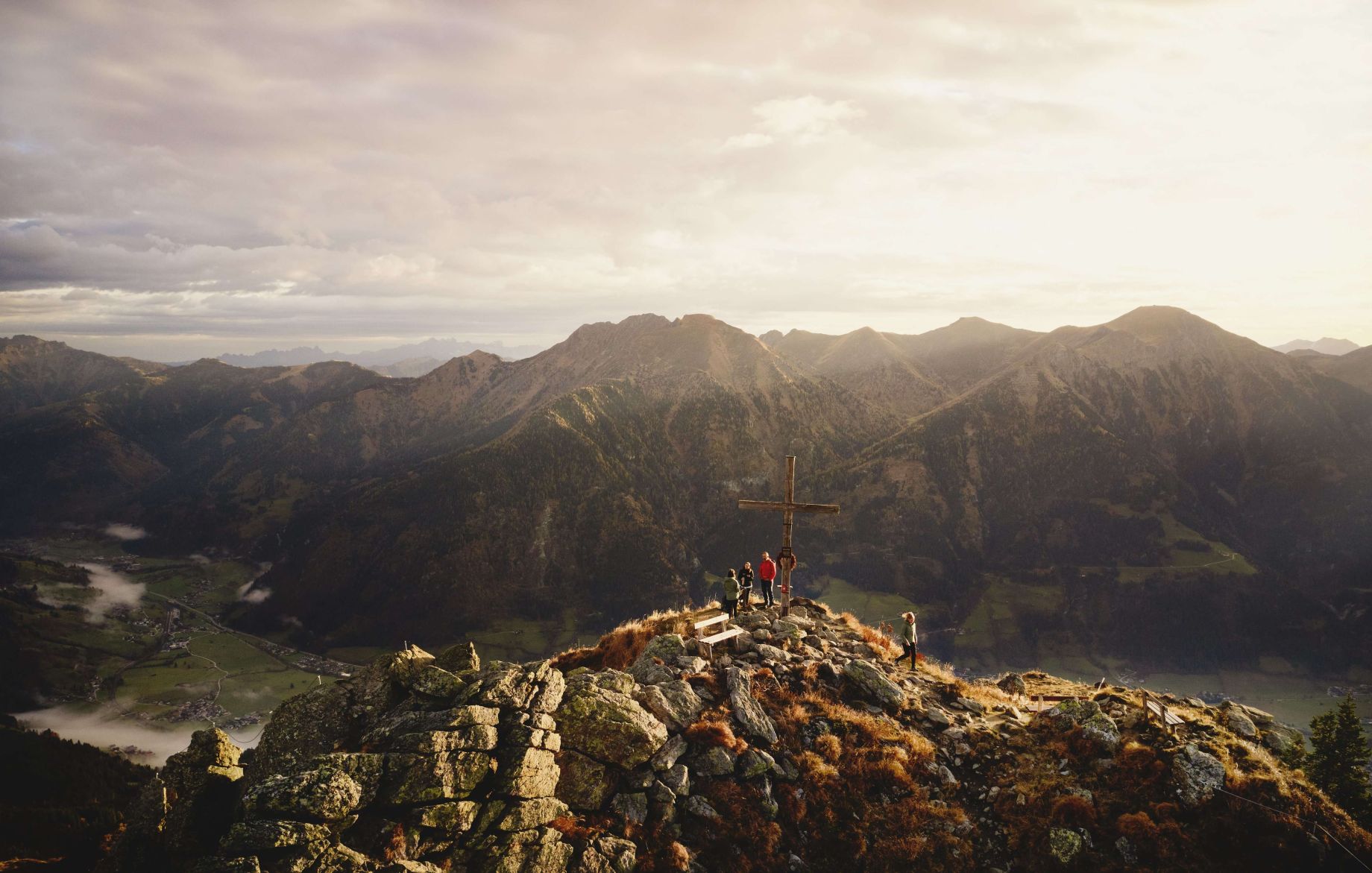 Wanderer auf einem Berggipfel bei Sonnenuntergang im Gasteinertal