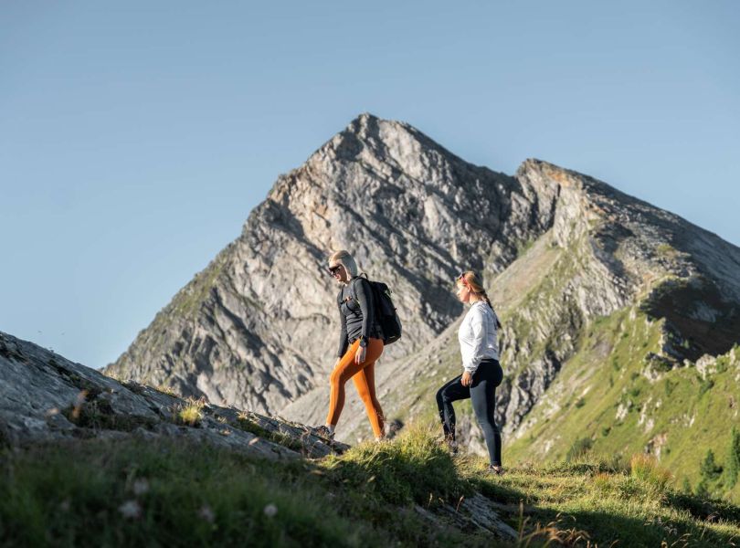 Paar beim Wandern vor markanter Bergkulisse im Gasteinertal