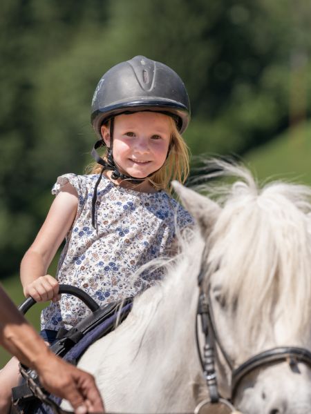 Kind beim geführten Ponyreiten am Tobhartbauer in Dorfgastein