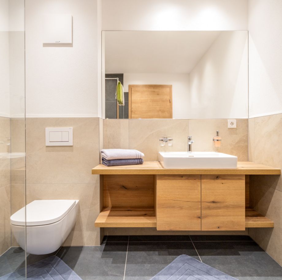 Modernes Badezimmer mit Waschbecken und Badewanne