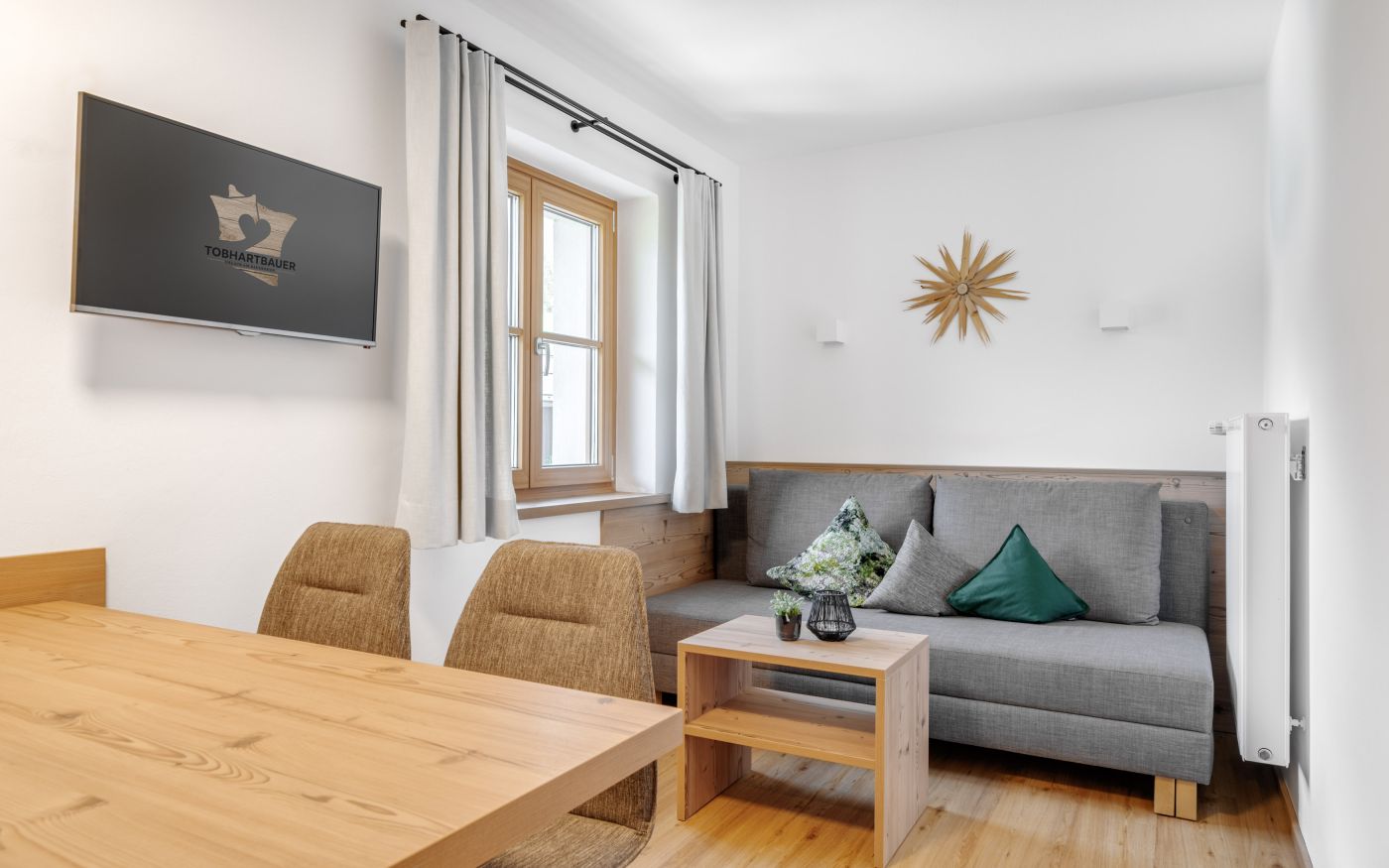 Wohnzimmer mit Sofa in der Ferienwohnung Luxkogel