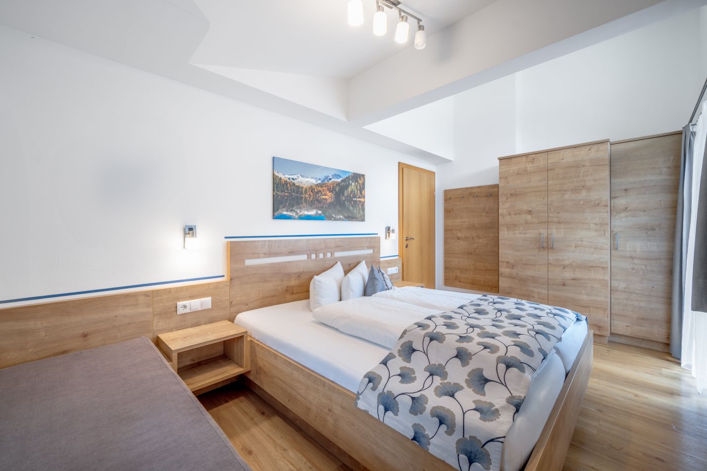 Schlafzimmer mit Doppelbett in der Ferienwohnung Stubnerblick