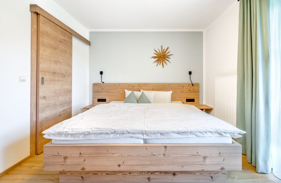 Schlafzimmer mit Doppelbett in einer Ferienwohnung des Tobhartbauers