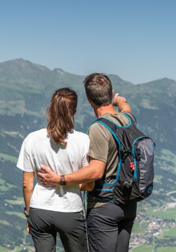 Paar genießt gemeinsam den Ausblick auf das Gasteinertal