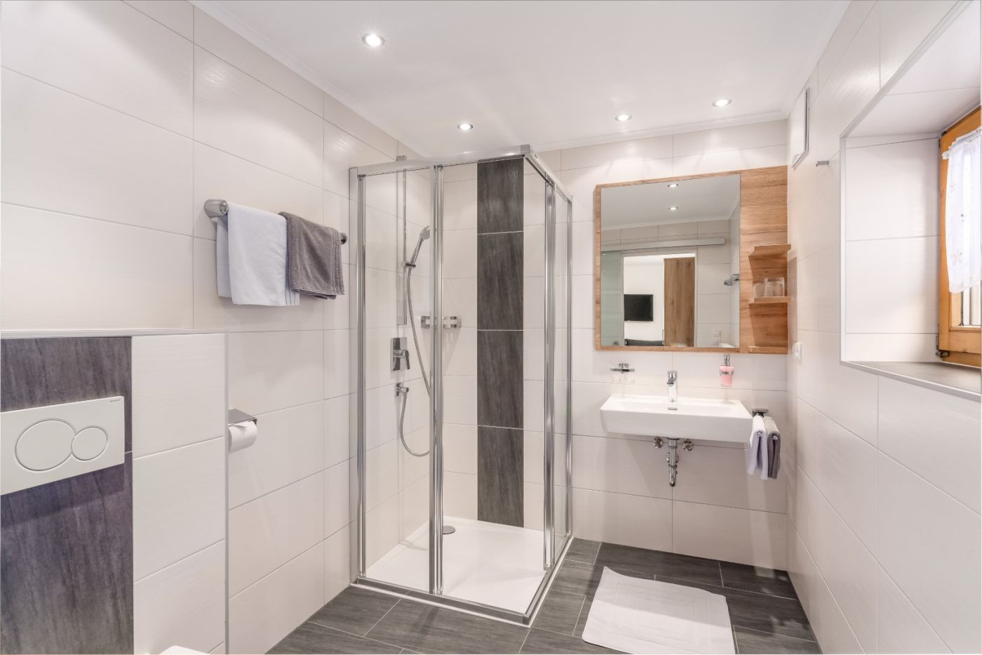 Badezimmer mit Dusche in der Ferienwohnung Bernkogel