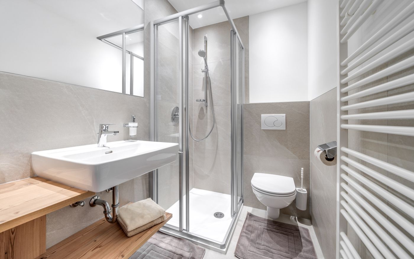 Badezimmer mit Dusche in der Ferienwohnung Kieserl