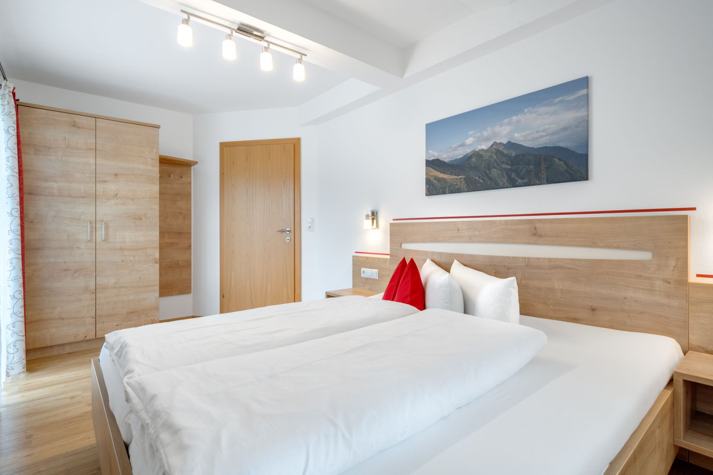 Schlafzimmer mit Doppelbett in der Ferienwohnung Drei Waller