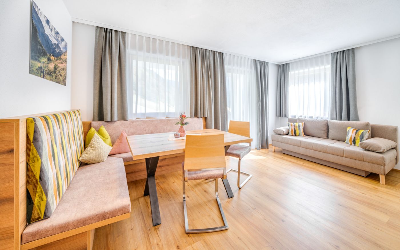 Heller Wohn- und Essbereich der Ferienwohnung Gasteinblick