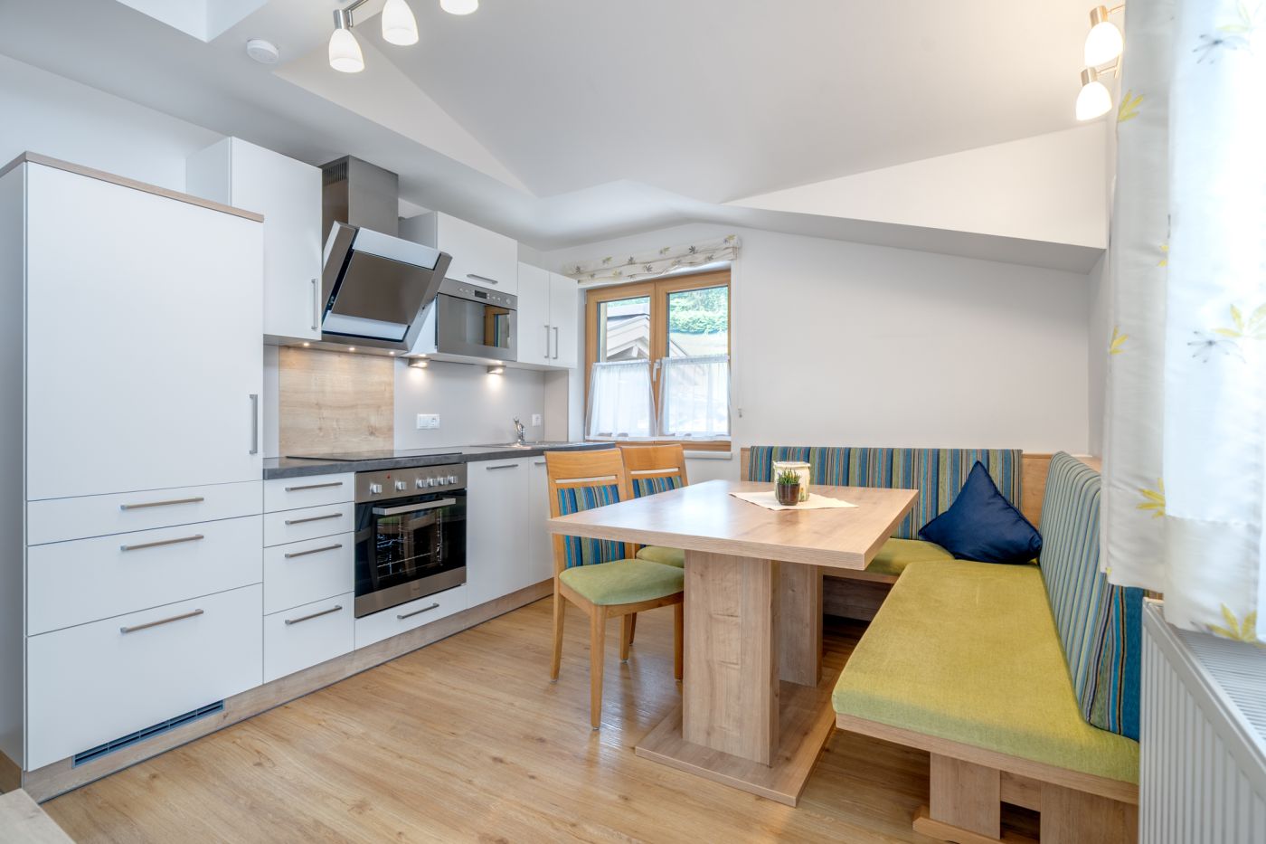 Küche mit Essbereich in der Ferienwohnung Stubnerblick