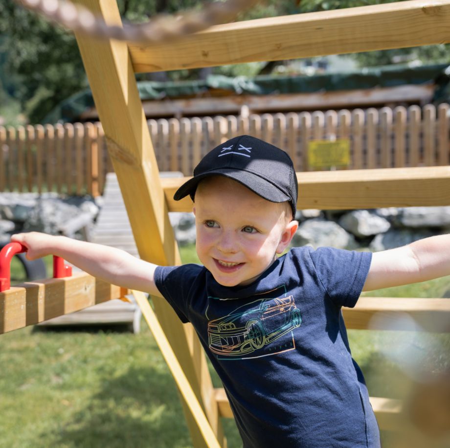 Kind spielt auf dem Spielplatz des Tobhartbauers