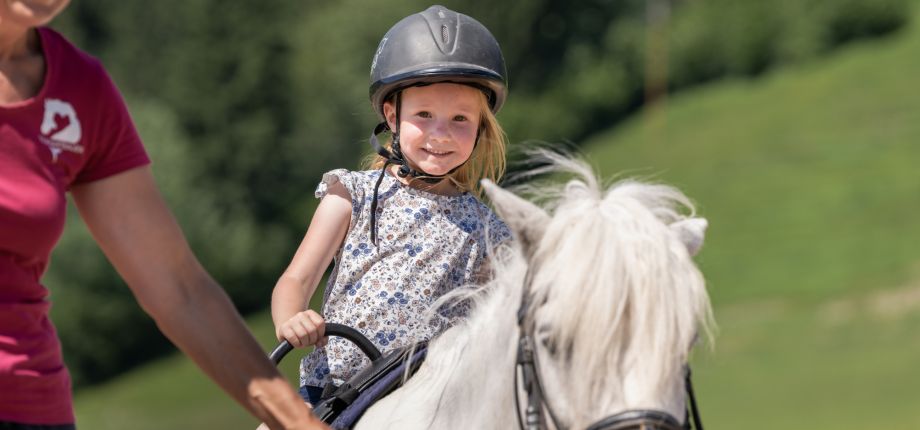 Kind beim geführten Ponyreiten am Tobhartbauer in Dorfgastein