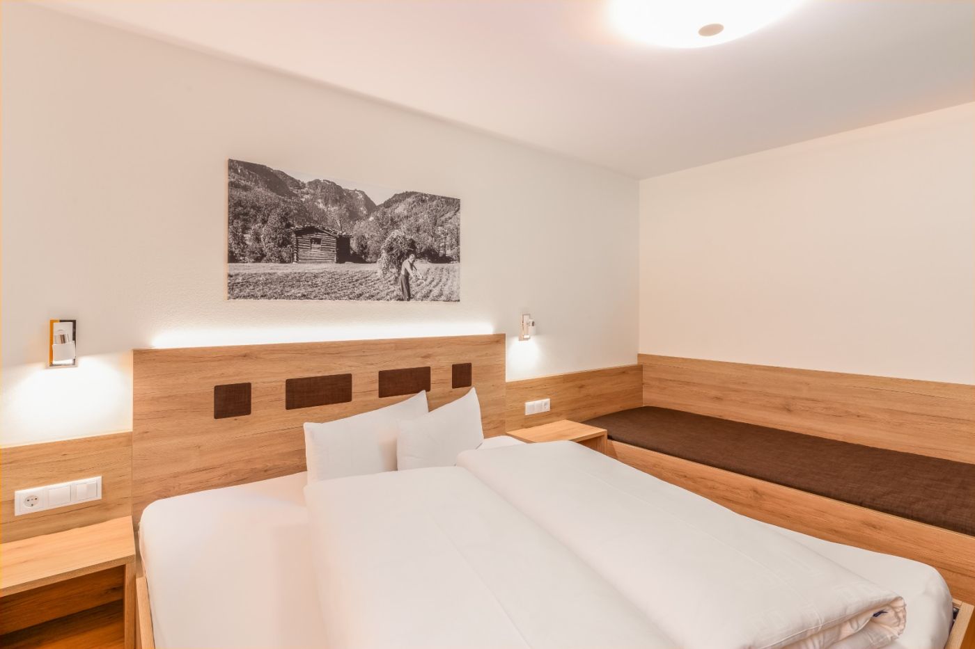 Doppelzimmer mit zusätzlicher Schlafcouch in der Ferienwohnung Bernkogel