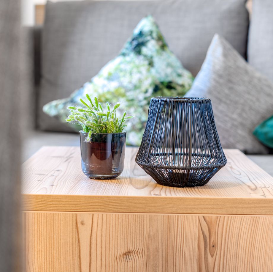 Wohnbereich mit Holztisch und liebevoller Dekoration