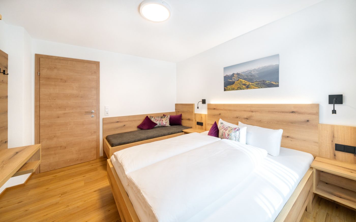 Doppelzimmer mit zusätzlichem Bett in der Ferienwohnung Gasteinblick
