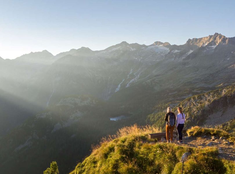 Paar genießt den Ausblick auf die Bergwelt des Gasteinertals