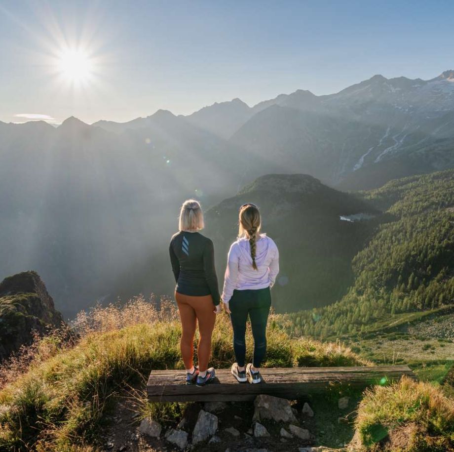 Paar genießt den Ausblick auf die Bergwelt des Gasteinertals