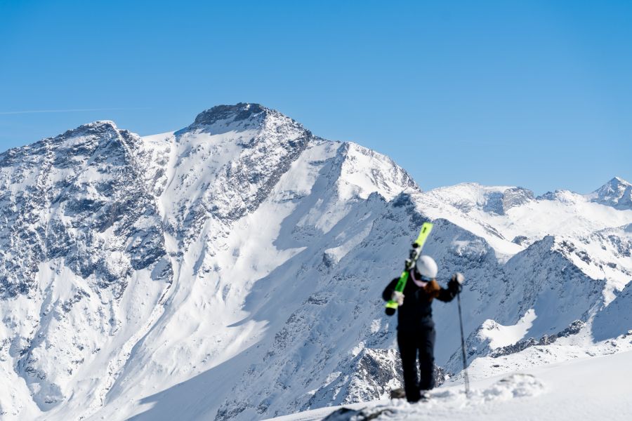 Skifahrer beim Aufstieg in verschneiter Berglandschaft in Gastein