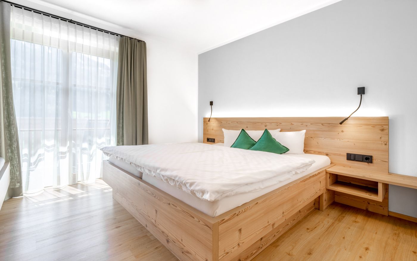Schlafzimmer mit Doppelbett in der Ferienwohnung Luxkogel