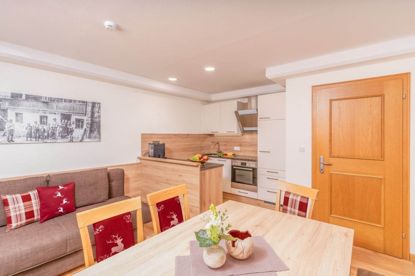 Essbereich und Küche der Ferienwohnung Bernkogel