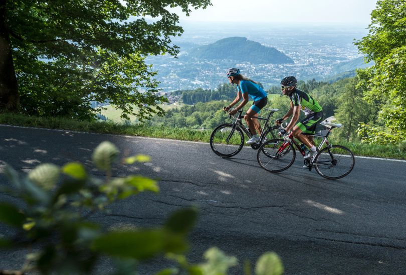 Zwei Radfahrer auf einer Bergstraße im Salzburger Land