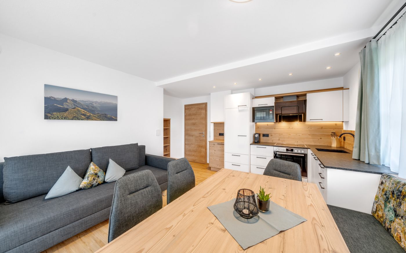 Wohnküche mit Sofa in der Ferienwohnung Kieserl