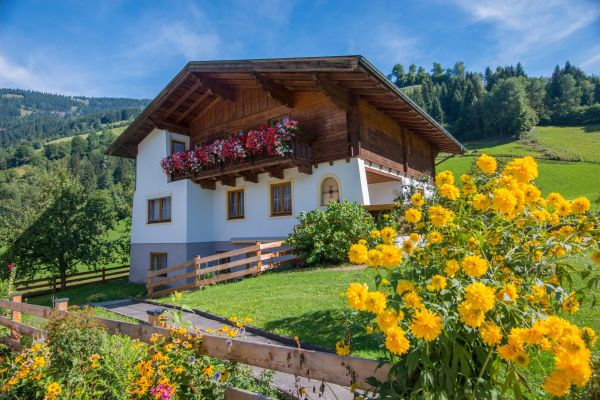 Landhaus Tobhartbauer mit Blumengarten in Dorfgastein