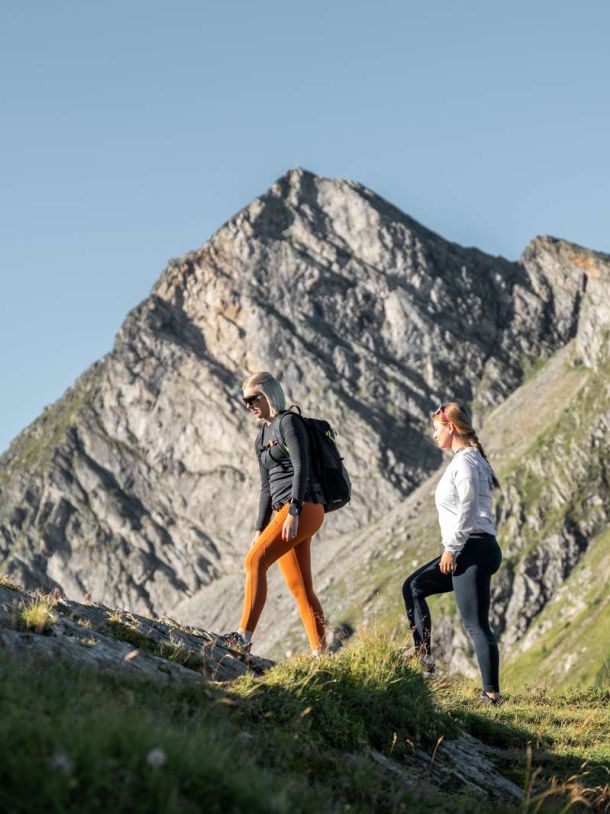 Zwei Frauen beim Wandern vor markanter Bergkulisse im Gasteinertal