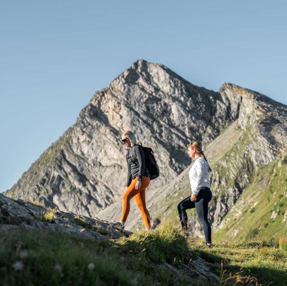 Paar beim Wandern vor markanter Bergkulisse im Gasteinertal
