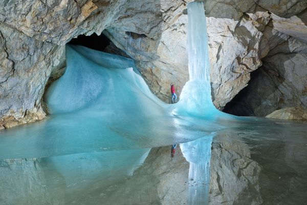 Eishöhle mit gefrorenem See in der Eisriesenwelt Werfen