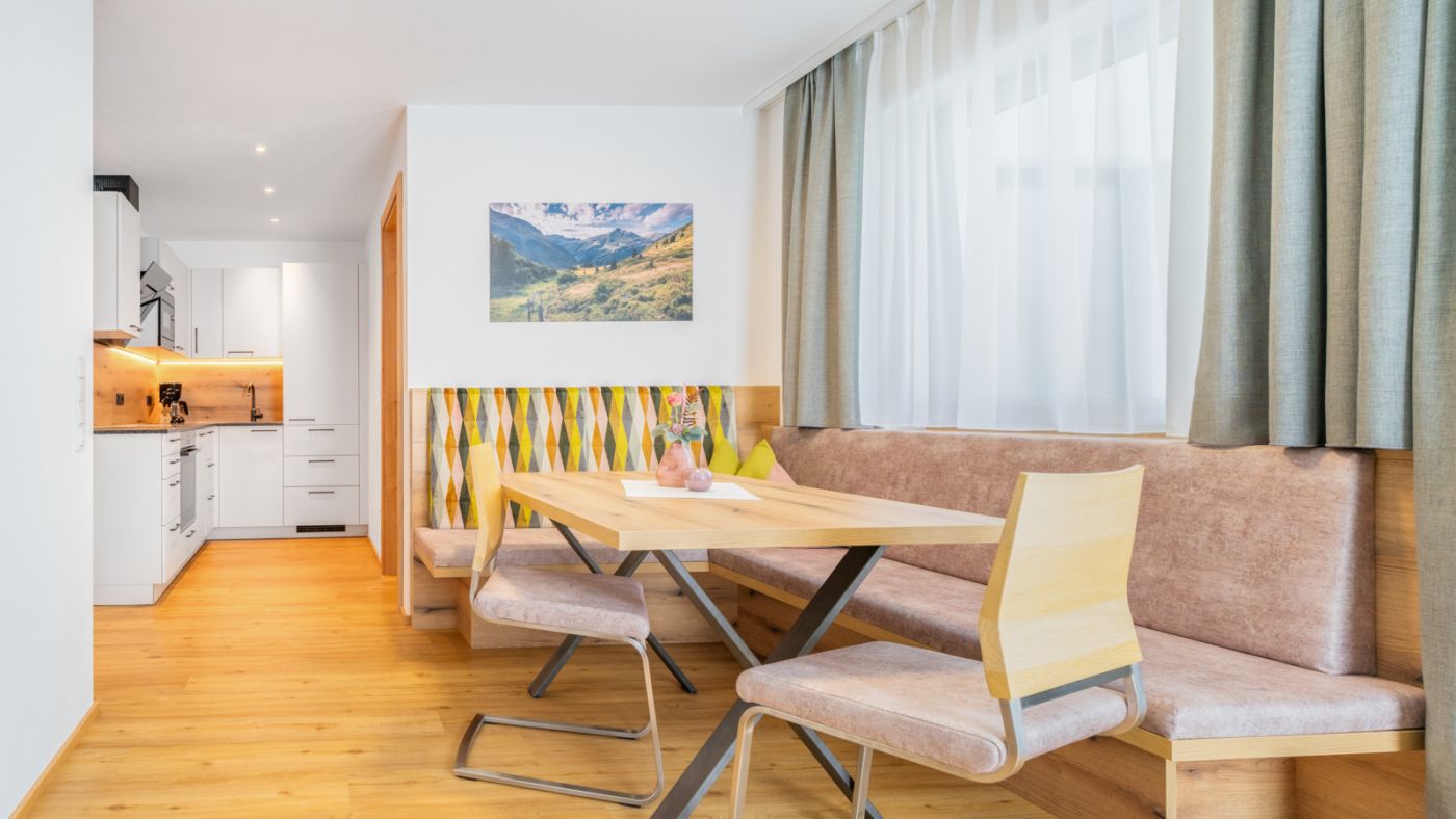 Essecke mit Küche in der Ferienwohnung Gasteinblick